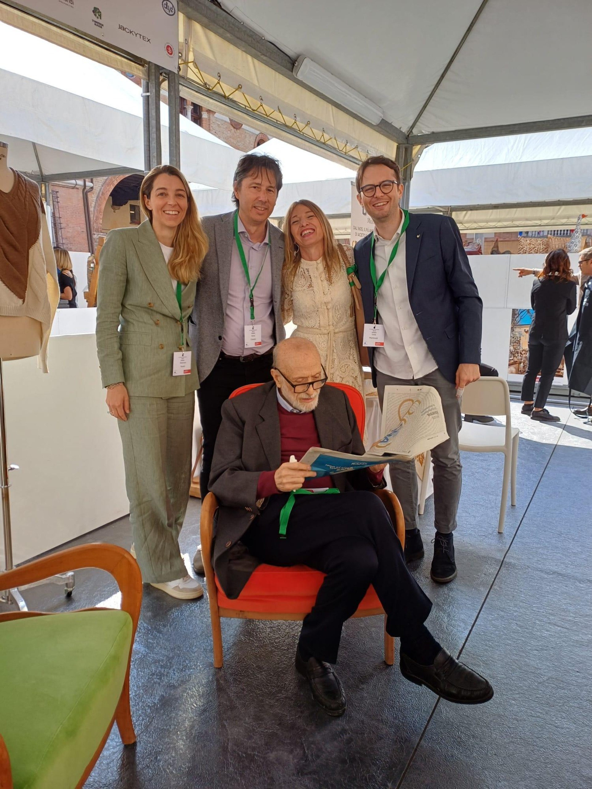 da sin. Eleonora Peretti, Dario Casalini, Barbara Nappini e Luca Francesco Martinotti. In centro seduto Carlo Petrini